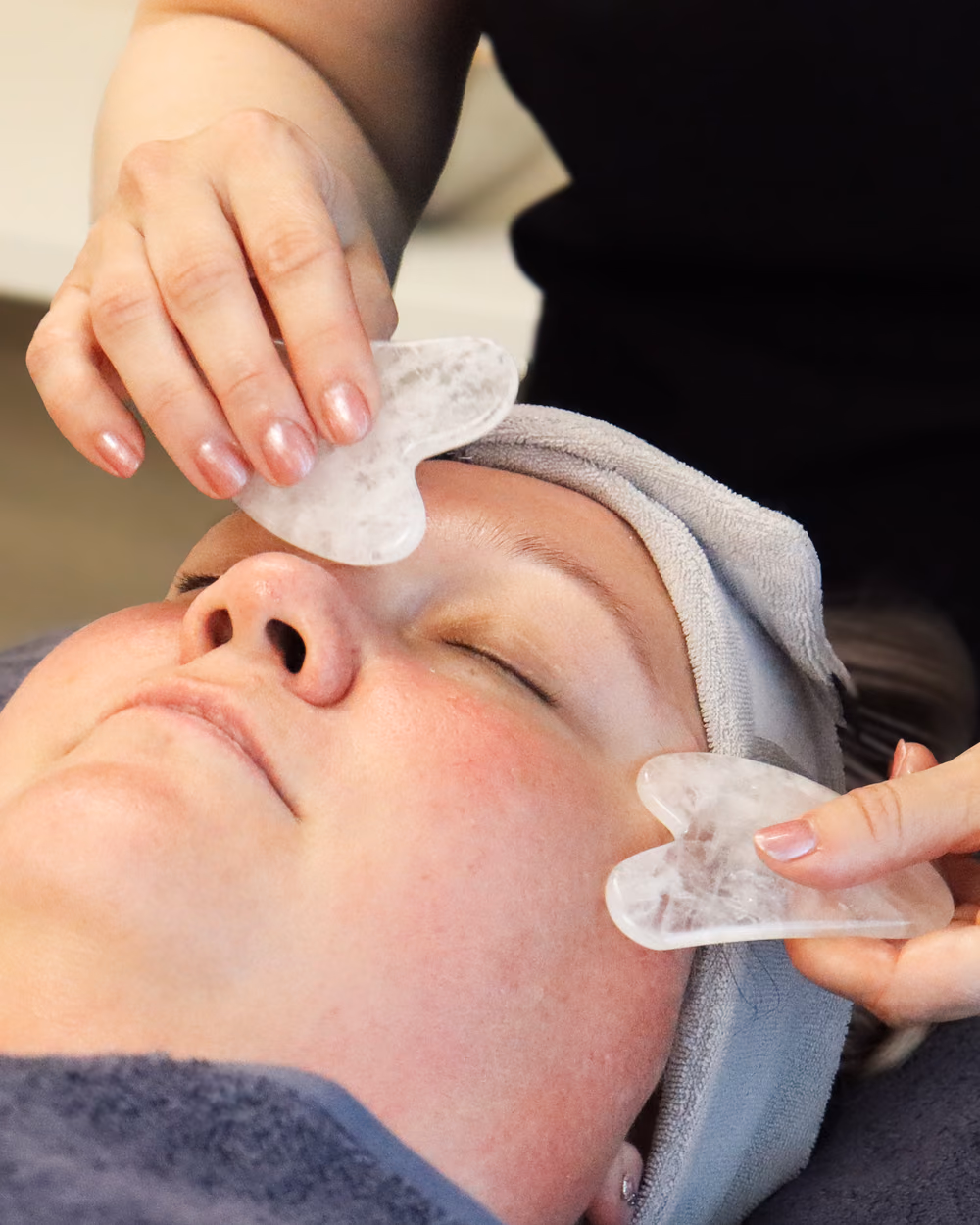 Gua sha -hieronta kasvohoidon päätteeksi