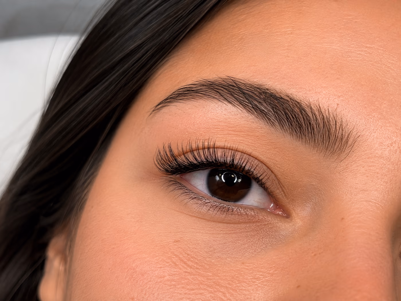 Lähikuva silmästä, jossa on tummat ja tuuheat ripset